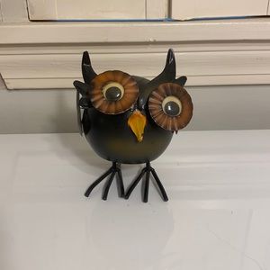 Owl bobble-head statue decor